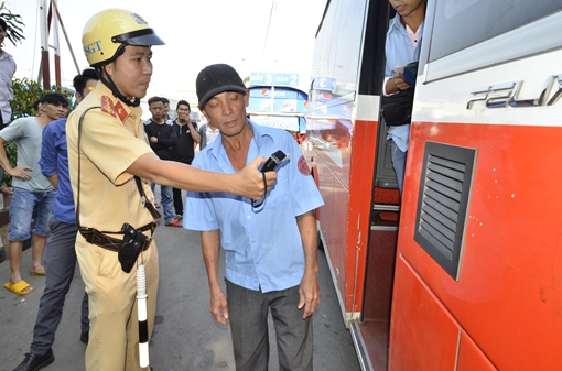 Test ma tuý ở Bến xe Miền Đông phát hiện tài xế vi phạm nồng độ cồn